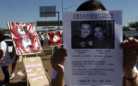 Cerca de 30 activistas y familiares de desaparecidos llegaron desde las ocho de la mañana. Foto: David Penado, El Diario de Juárez, especial para SinEmbargo