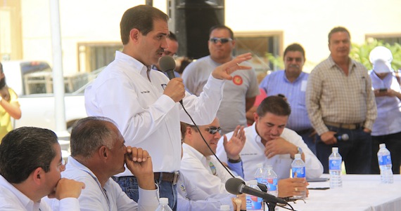 Ganaderos de este municipio se reunieron este medio día en la plaza pública con el gobernador Guillermo Padres. Foto: Cuartoscuro