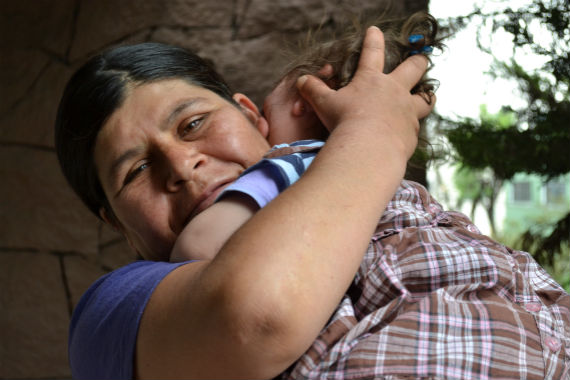 Guadalupe Escobedo Mérida Posa Con Su Segunda Hija Hace Meses Dejó La Calle Y Las Drogas Foto Mayela Sánchez