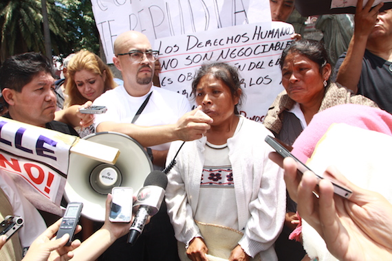 "¡Elia, no estas sola, el pueblo te apoya!", corearon los asistentes a la marcha. Foto: Antonio Cruz, SinEmbargo.