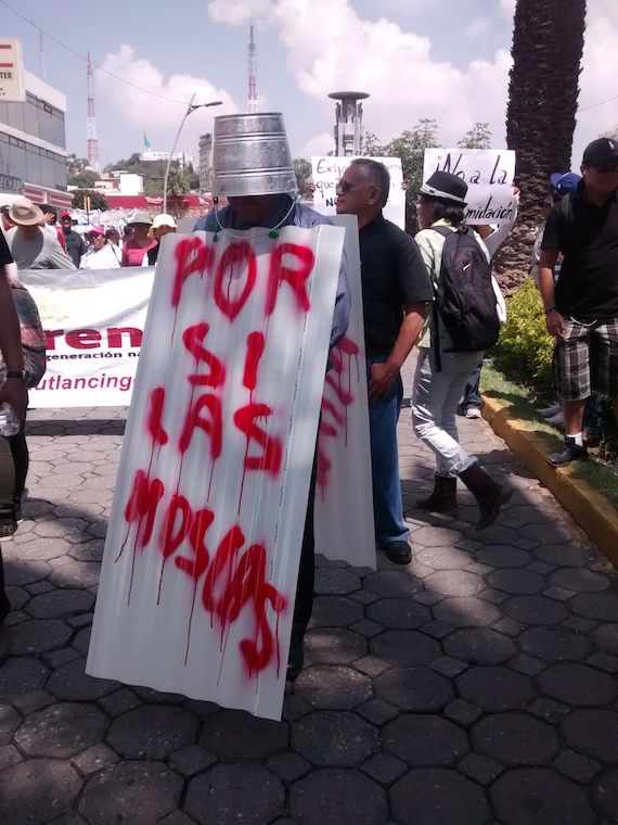 Jesús resaltó de todos los demás, llevaba una cubeta de metal en la cabeza y dos láminas que cubrían su cuerpo. Foto: Antonio Cruz, SinEmbargo.