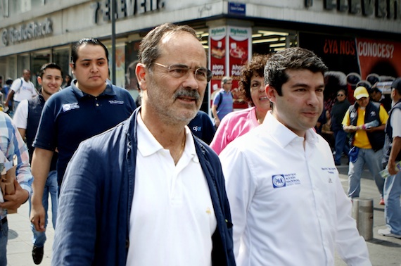 Gustavo Madero junto con Mauricio Tabe Echartea, líder de los blanquiazules en el Distrito Federal volantearon en el centro de la ciudad para realizar una Consulta Popular para un salario digno. Foto: Francisco Cañedo, SinEmbargo