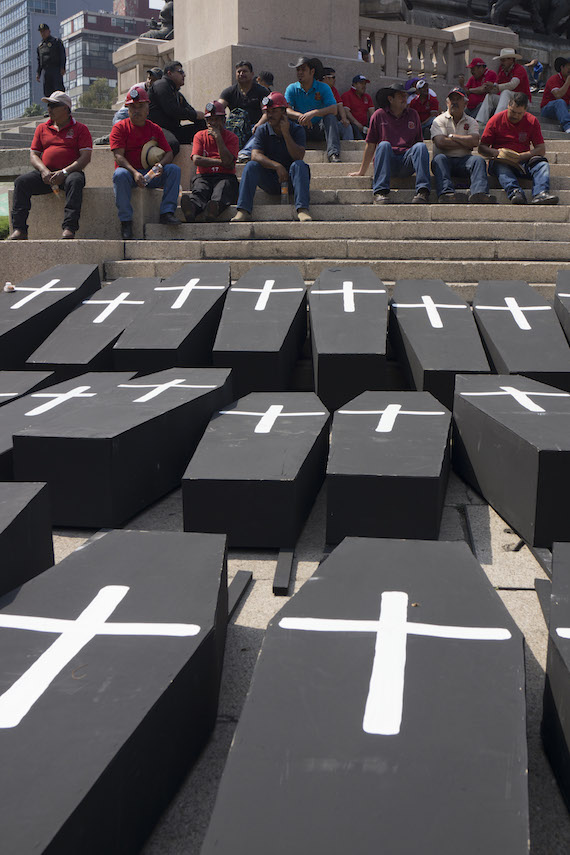 La organización Familia Pasta de Conchos denunció la "muerte hormiga" de los mineros en la que pocos se interesan y documentan. Foto: Cuartoscuro.