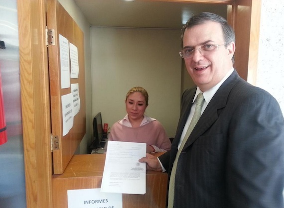 Marcelo Ebrard presenta amparo contra Ley Telecom. Foto: Twitter 