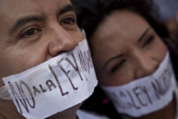 Manifestación de periodistas y activistas contra la "Ley Mordaza". Foto: Cuartoscuro