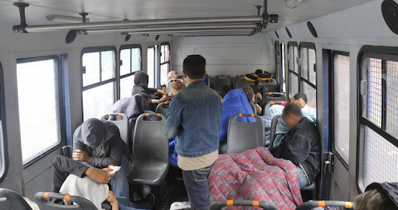 Los policías DF solicitaron apoyo del ERUM debido a que los inmigrantes se encontraban deshidratados y aparentemente mal alimentados. Foto: Cuartoscuro