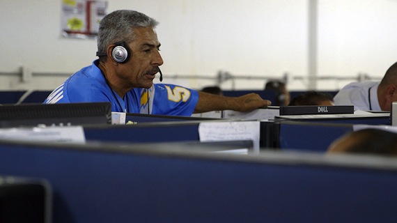 Los deportados encuentran empleo en empresas de call-center. Foto: VICE News