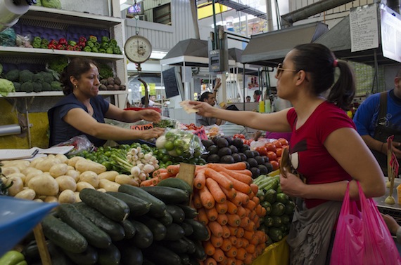 Comida, bebidas, tabaco y energéticos registran los mayores aumentos. Foto: Cuartoscuro 