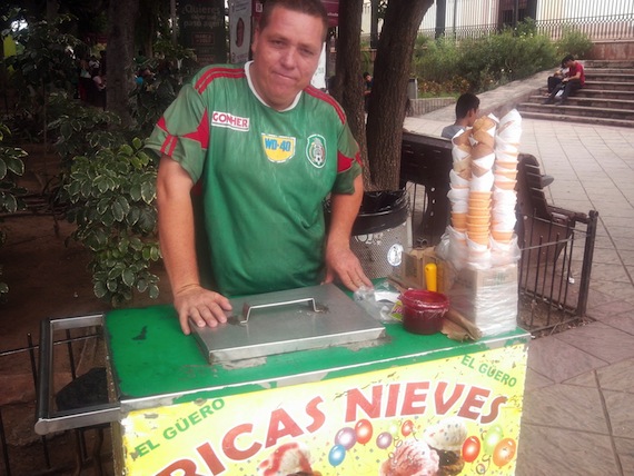 "Con lo que uno gana se vive a medias porque cada día hay más pobreza, todo sube y el sueldo no." Foto: Marcos Daniel Vizcarra Ruiz, especial para SinEmbargo.