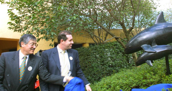 Fotografía Del Del Secretario De Medio Ambiente Y Recursos Naturales Víctor Lichtiguer Al Develar La Placa De La Escultura De La Vaquita Marina Para Su protección