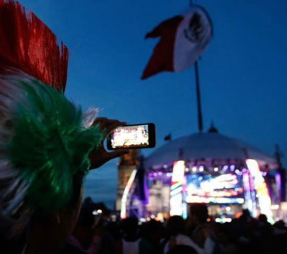 Apenas unas 30 mil personas se congregaron debajo del templete tricolor donde la Banda MS tocó “El Patrón”. Foto: Antonio Cruz, SinEmbargo