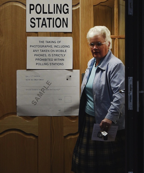 Una mujer abandona un colegio electoral en Aberdeenshire, Escocia (Reino Unido). Foto. EFE