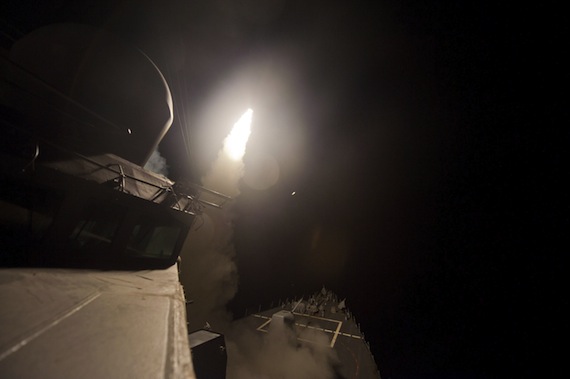 Fotografía facilitada por la Marina estadounidense que muestra el lanzamiento, ayer, de un misil desde el destructor USS Arleigh Burke con Siria como objetivo, en el Mar Rojo. Foto: EFE 