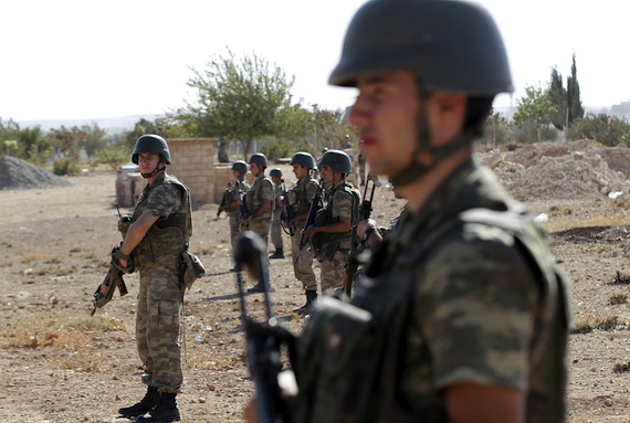 Soldados turcos hacen guardia en la frontera entre Siria y Turquía cerca de Sanliurfa, Turquía. Foto: EFE