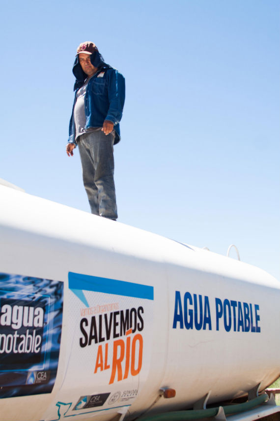 “No paro, no paro, pero no nos damos abasto": un repartidor de agua potable. Foto: Antonio Cruz, SinEmbargo