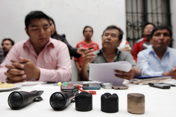 Algunos de los artefactos presentados por habitantes de San Bernardino Chalchihuapan, entre ellos, balas de goma. Foto: Cuartoscuro. 