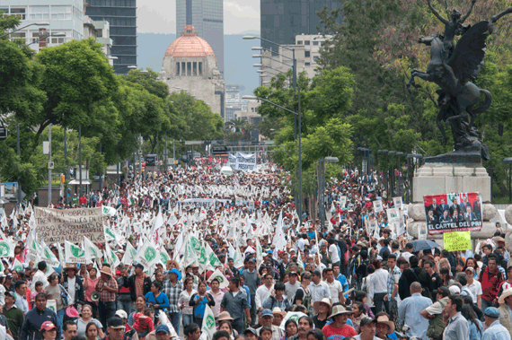 En julio pasado, más de 50 mil campesinos del país participaron en la marcha para exigir una reforma integral para el campo, y rechazaron las leyes en materia energética aprobadas por el Senado, en particular la que permite la expropiación de terrenos ejidales para la explotación de hidrocarburos. Foto: Cuartoscuro