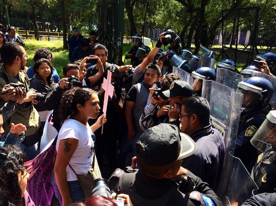 Decenas de mujeres marcharon de la Estela de Luz a Los Pinos. Foto: Twitter vía @prodymil.