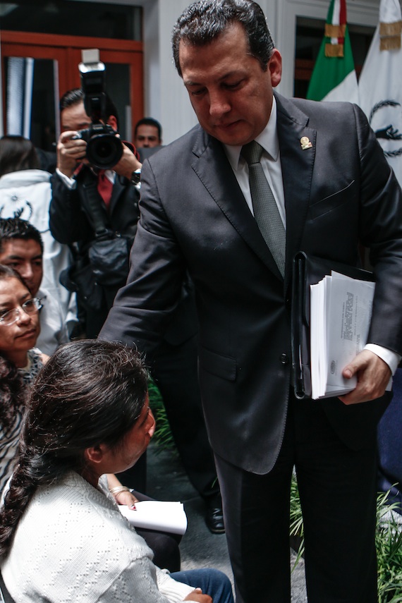 Al arribar, Raúl Plascencia saludó a Elia Tamayo, madre de José Luis Alberto. Foto: Francisco Cañedo, SinEmbargo