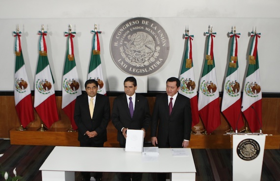 El Secretario de Gobernación entregó al presidente de la Cámara de Diputados, Silvano Aureoles Conejo, el segundo informe de Gobierno del Presidente Enrique Peña Nieto. Foto: Francisco Cañedo, SinEmbargo