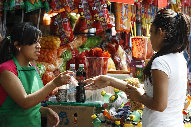 Una dieta rica en proteína y fibra puede evitar caer en los "antojitos". Foto: Cuartoscuro