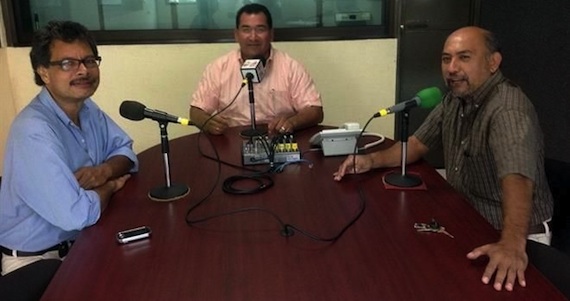 Alejandro García Ruiz (de camisa azul) durante un programa radiofónicoFoto: Facebook. 