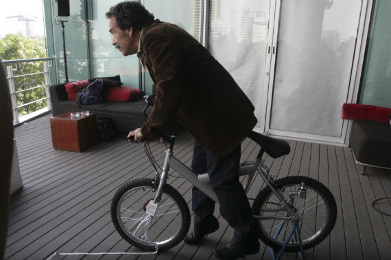 Hace años que Damián Alcázar recorre la ciudad en bicicleta. Foto: Cuartoscuro