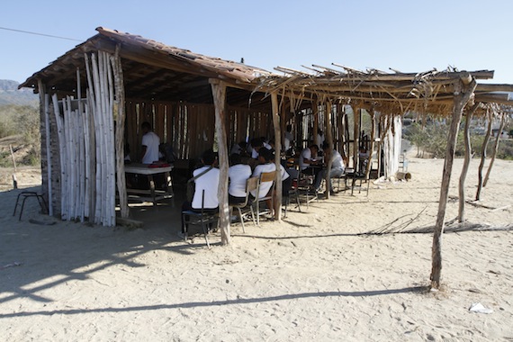 Alumnos de la preparatoria popular de la comunidad de Sabanillas, toman clases en un salón improvisado de palos de madera y piso de tierra debido a que autoridades educativas han abandonado dicho instituto de educación por falta de recursos. Foto: Cuartoscuro