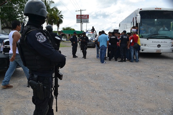 Dos autobuses en los que viajan estudiantes de la normal rural Raúl Isidro Burgos de Ayotzinapa, fueron escoltados por 7 patrullas de la policía estatal cuando se dirigían a Iguala reclamar los cuerpos de los estudiantes caídos en la agresión. Foto: Cuartoscuro.