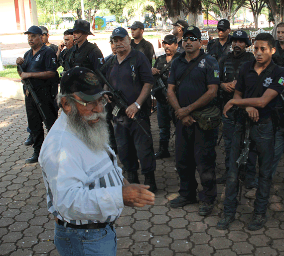 Michoacán Seguro Por Decreto En La Foto papá Pitufo Alineado a Las Fuerzas Del Gobierno Foto Cuartoscuro