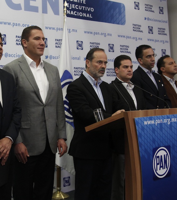 El Gobernador Rafael Moreno Valle Rosas con el líder del Partido Acción Nacional (PAN),Gustavo Madero Muñoz, y el Senador Javier Lozano Alarcón. Foto: Cuartoscuro. 