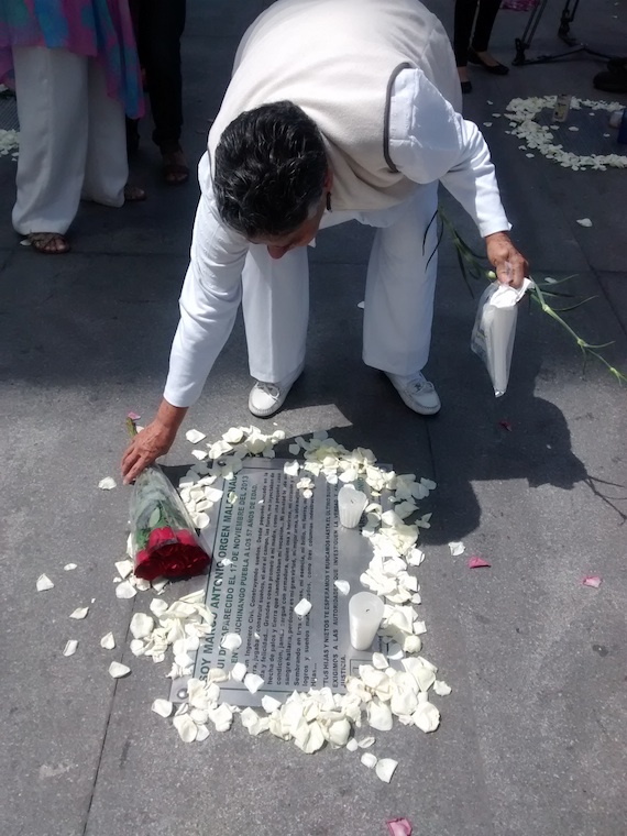 María Herrera, madre de cuatro hijos desaparecidos colocó rosas en las placas de ellos y en tres más. Foto: Laura Cordero, SinEmbargo