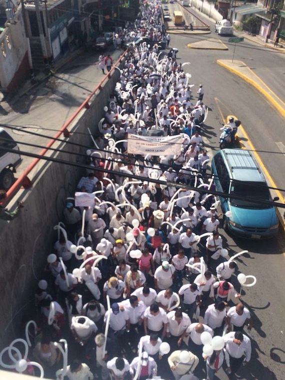 Los manifestantes portaban globos y playeras blancas. Foto: Facebook