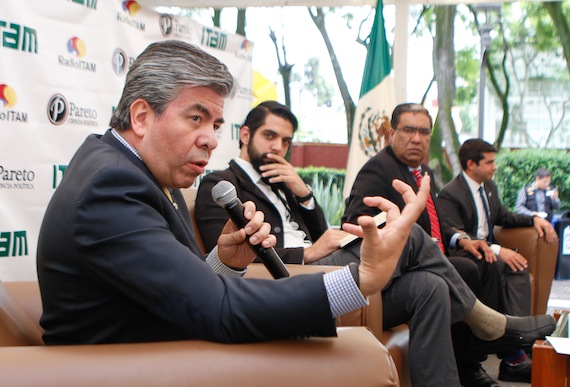 Raúl Flores García, líder del PRD, dijo que el Distrito Federal es "una ciudad que va avanzando mucho más que otras entidades". Foto: Francisco Cañedo, SinEmbargo.