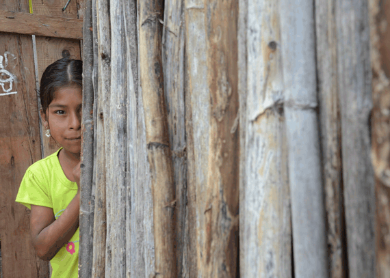 Niña de Metlatonoc, Guerrero. La comunidad lucha por ecuperar los huipiles en telar de cintura. Pero esa actividad terminaría si alguna empresa encuentra energéticos en sus tierras. Foto: Cuartoscuro