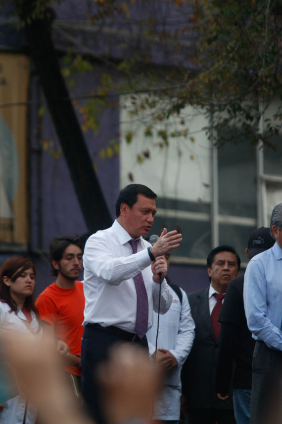 El Secretario de Gobernación, Miguel Ángel Osorio Chong, frente a estudiantes del IPN. Foto: Francisco Cañedo, SinEmbargo