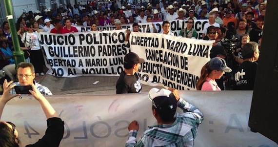 A través de pancartas, ciudadanos pedían la renuncia del Gobernador de Sonora. Foto Twitter @Chaposoto