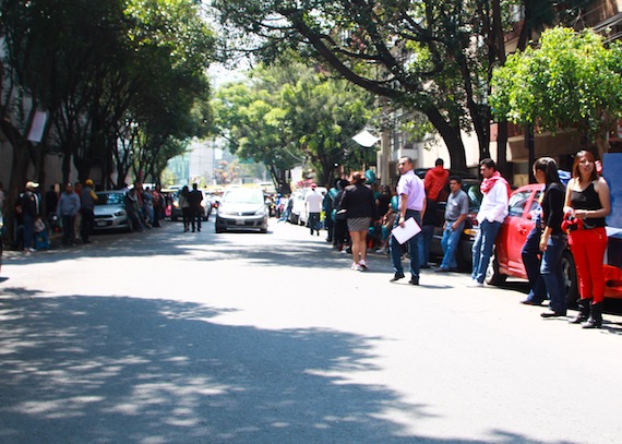 Decenas De Personas Esperan Al Líder Sindical De La Cfe Víctor Fuentes Afuera De Sus Oficinas Foto Antonio Cruz Sinembargo