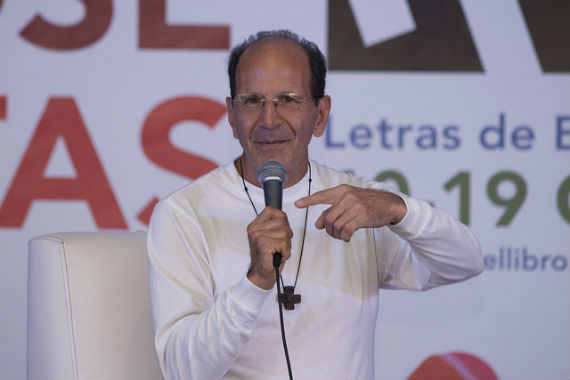 Alejandro Solalinde en una de sus recientes intervenciones en la FIL Zócalo. Foto: FIL ZÓCALO