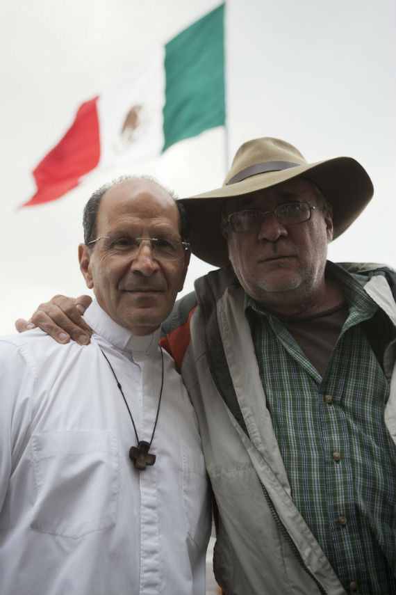 Alejandro Solalinde junto al poeta Javier Sicilia. Foto: FIL Zócalo