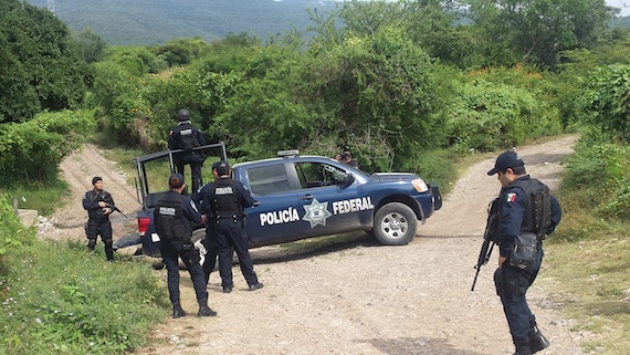 De acuerdo con pobladores de la colonia San Miguelito, desde ayer en la tarde empezaron a ver movimiento de vehículos de la policía por el lugar. Foto: Antonio Cruz, SinEmbargo.