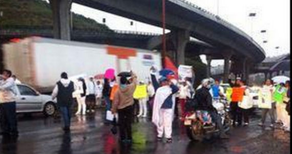 El Bloqueo Provoca Problemas Viales En La Autopista Con Dirección a La Ciudad De México Foto Twittertlalnetransito