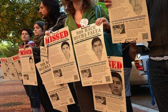 Los manifestantes gritaron "¡Criminales, asesinos!" a los funcionarios mexicanos. Foto: CIDH.