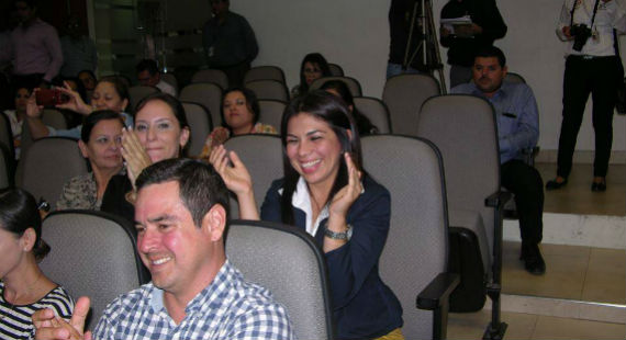 Elizabeth Castro Y Carmen Villarreal Celebraron Al Momento De La Aprobación Esta Noche De La Iniciativa De Ley Foto Facebook Diputado Roberto Dávalos