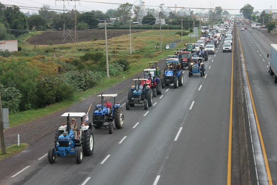 Los productores realizaron un plantón sobre la carretera abordo de mas de 50 tractores. Foto: ZonaFranca