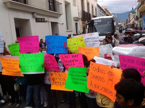 El recorrido de esta caravana es Oaxaca, Puebla, Atlixingo, Chilpancingo, Tixtla y Ayotzinapa. Foto vía @SECCIONXXII.