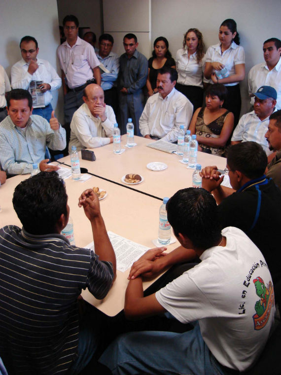 CHILPANCINGO, GUERRERO, 20NOVIEMBRE2007.- Aspectos generales de la reunion que sotuvieron egresados y estudiantes de la normal rural de Ayotzinapa y los dirigentes de la Asamblea Popular de los Pueblos de Guerrero (APPG) Nicolas Chavez Adame, Pedro Nava Rodriguez y Arturo Hernandez Cardona, con el presidente de la comision de gobierno del Congreso local Carlos Reyes Torres asi como el ombusdman guerrerense Juan Alarcon Hernandez, en el interior del poder legislativo.  Foto: Cuartoscuro