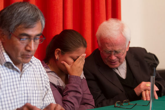 11JULIO2013.- Raúl Vera, Obispo de Saltillo, en compañía de Ernesto Rodríguez, María Soledad Hernández, Sofía Lorena Martínez, hija y esposa respectivamente de Arturo Hernández Cardona, activista de la organización social “Unidad Popular” (UP) de Iguala Guerrero, el cual fue encontrado asesinado, solicitaron que el caso sea atraído por Procuraduría General de la República. Foto: Cuartoscuro