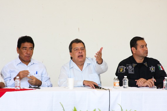 El Gobernador de Guerrero (centro) se ha negado a presentar su solicitud de licencia. Foto: Antonio Cruz, SinEmbargo