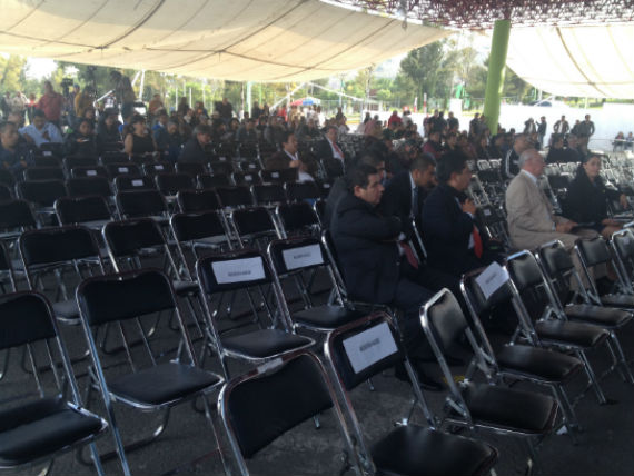 Al finalizar el evento, había menos de una cuarta parte de los asistentes. El Frente de Pueblos en Defensa de la Tierra denunció que entre el público había policías vestido de civil. Foto: Mayela Sánchez, SinEmbargo